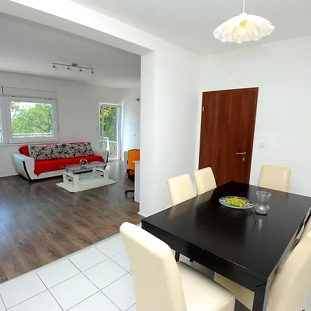 Holiday House With Pool Hébergement de vacances
