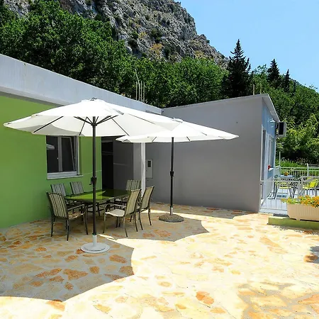 Holiday House With Pool Hébergement de vacances