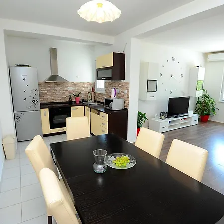 Hébergement de vacances Holiday House With Pool *